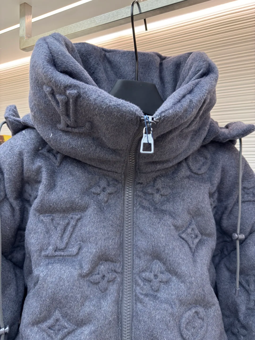 LOUIS VUITTON Presbyopic embossed embossed down jacket ●Item number: 1680601-F25 ●Material: white goose down ●Technology: embossed embossed ●Version: fitted version ●Weight: about 3150 grams ●Size: S-M-L-XL ●Description: The fabric itself contains a lot of cashmere, and the inside is filled with 90 white duck down. It is super fluffy and difficult to process. The scrap rate of embossing fabrics of different materials reaches more than 50%. The hood is detachable and the pockets have hidden zippers, which is not only warm, but also very safe. The upper body effect is very good. It does not look bloated, but it is a concave shape artifact. I also like gray clothes because gray looks very high-grade, coupled with the embossed presbyopia logo. , low-key and stylish, same style for men and women!